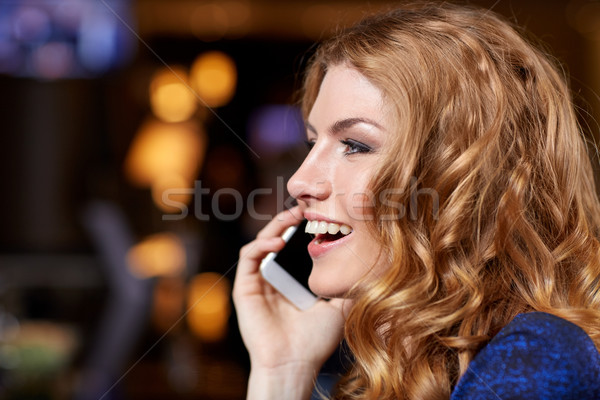 Fiatal nő okostelefon éjszakai klub bár emberek éjszakai élet Stock fotó © dolgachov