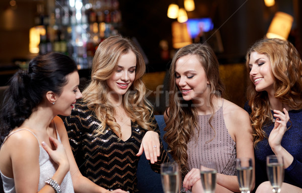 Vrouw tonen trouwring vrienden viering partij Stockfoto © dolgachov