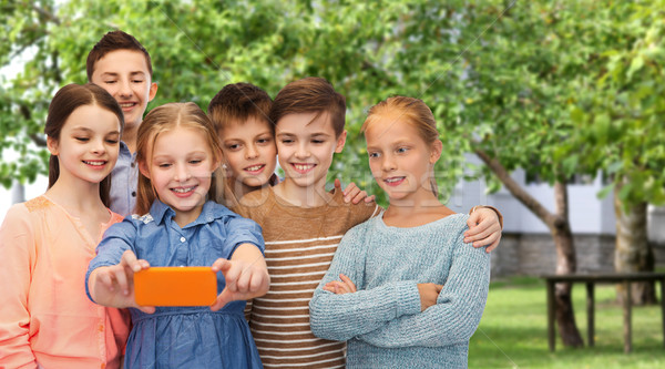 Boldog gyerekek beszél okostelefon gyermekkor barátság Stock fotó © dolgachov