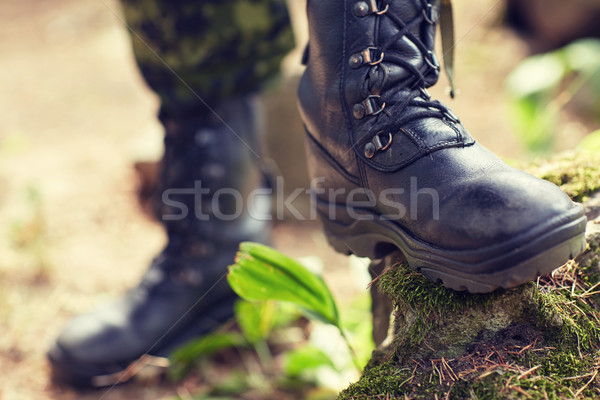 Közelkép katona láb hadsereg csizma erdő Stock fotó © dolgachov