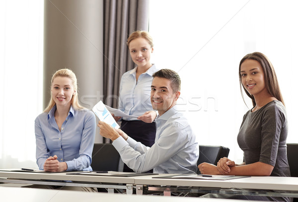 Stockfoto: Glimlachend · zakenlieden · papieren · kantoor · teamwerk · business · team