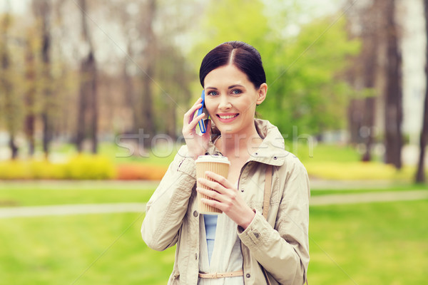 Gülümseyen kadın kahve park içecekler boş Stok fotoğraf © dolgachov