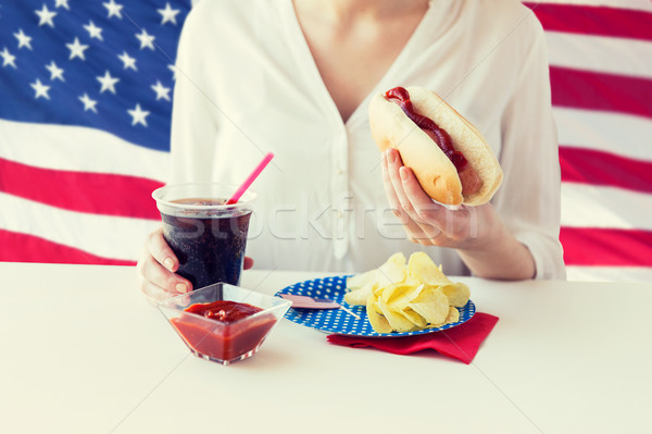 商業照片: 關閉 · 女子 · 吃 · 熱狗 · 可樂 · 美國人