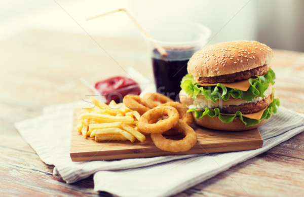 Foto stock: De · comida · rápida · aperitivos · beber · mesa · una · alimentación · poco · saludable