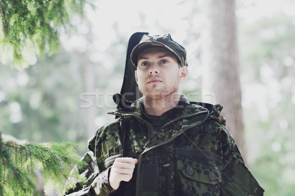 商業照片: 年輕 · 士兵 · 獵人 · 槍 · 森林 · 狩獵