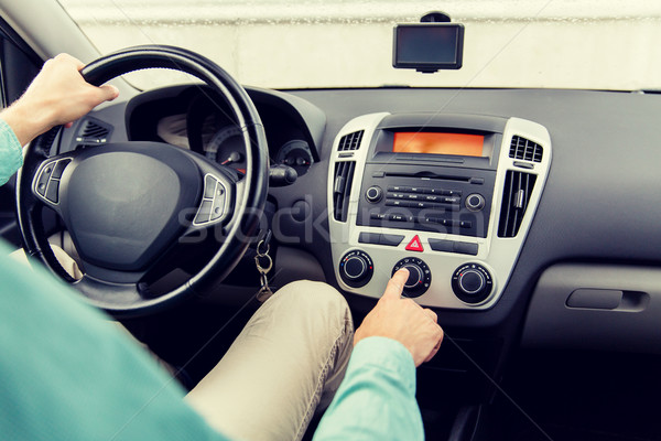 Mannelijke hand klimaat controle auto Stockfoto © dolgachov