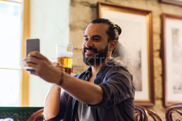 Сток-фото: человека · смартфон · питьевой · пива · Бар · Паб