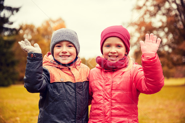 Foto stock: Menina · feliz · menino · mãos · outono · parque