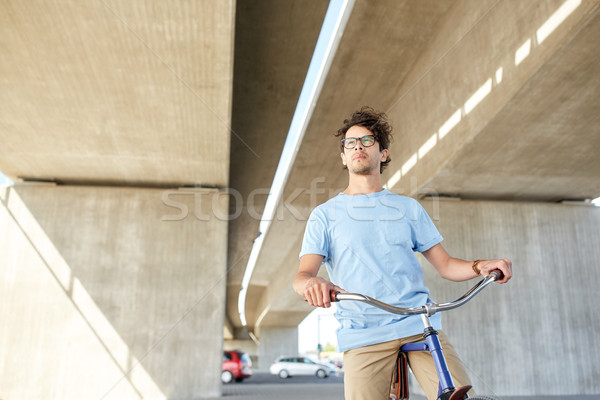 Genç adam binicilik sabit dişli Stok fotoğraf © dolgachov