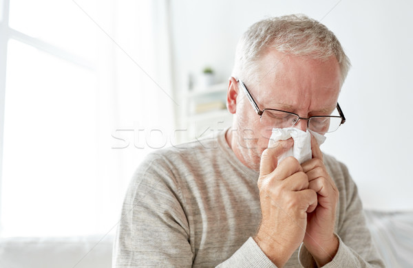 Beteg idős férfi papír törlés orrot fúj Stock fotó © dolgachov
