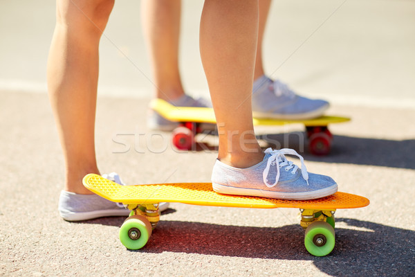 Vrouwelijke voeten paardrijden kort skateboard Stockfoto © dolgachov