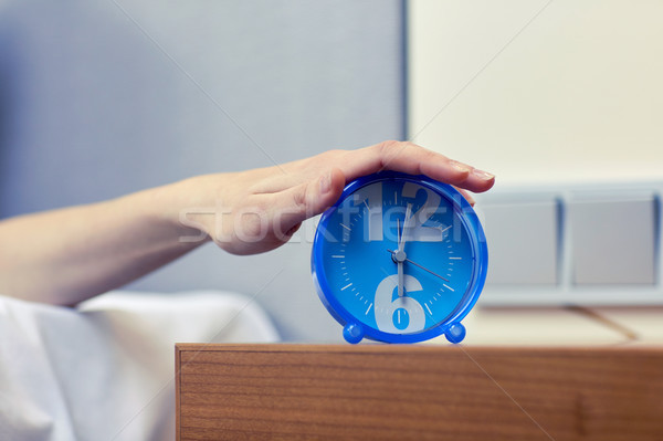 Közelkép kéz ébresztőóra hálószoba reggel ébredés Stock fotó © dolgachov