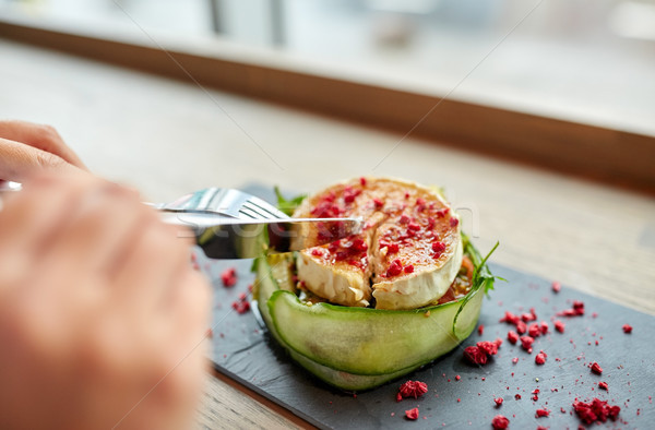 Nő eszik kecskesajt saláta éttermi étel gasztronómiai Stock fotó © dolgachov