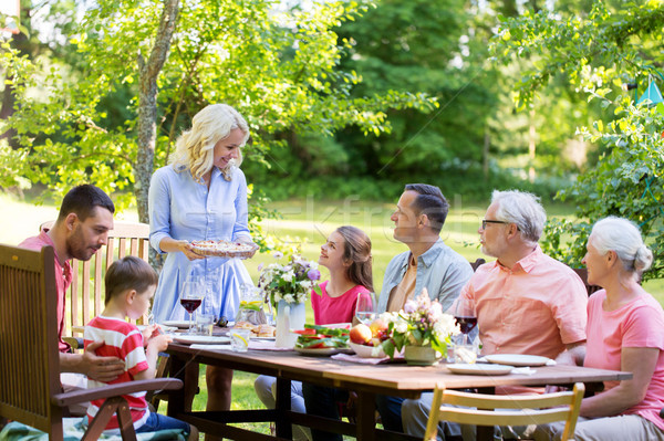 Foto d'archivio: Famiglia · felice · cena · estate · garden · party · tempo · libero · vacanze