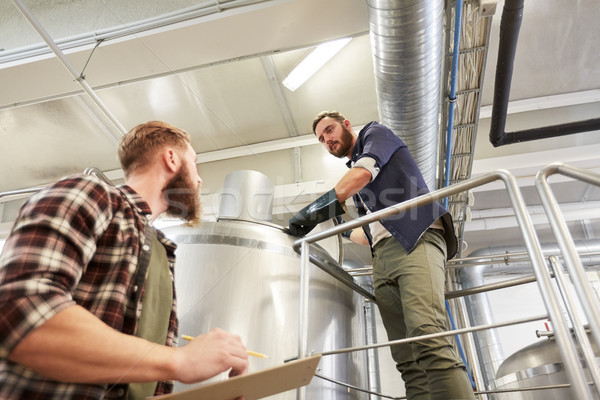 Hombres portapapeles cervecería cerveza planta Foto stock © dolgachov