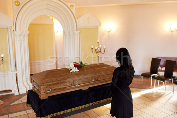 Imagine de stoc: Trist · femeie · sicriu · înmormântare · biserică · oameni