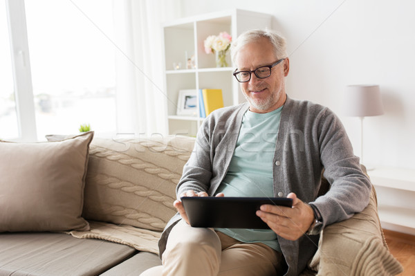 Senior man vergadering sofa home Stockfoto © dolgachov