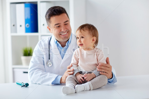 Fericit medic pediatru copil clinică medicină Imagine de stoc © dolgachov