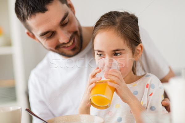 Fille heureuse père potable jus maison famille [[stock_photo]] © dolgachov