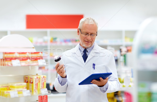 Senior farmácia medicina saúde tecnologia Foto stock © dolgachov