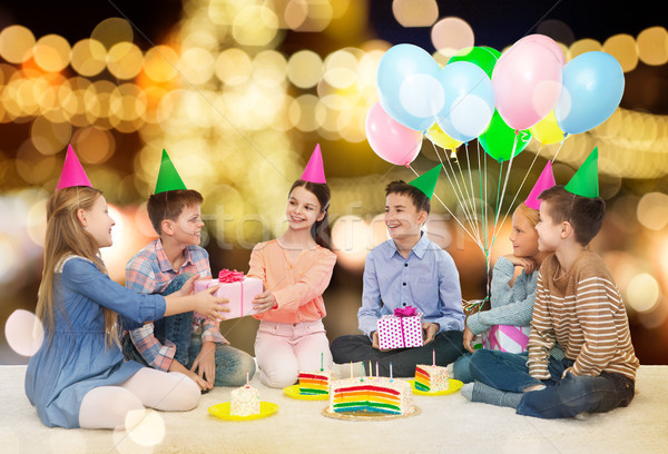 Сток-фото: счастливым · детей · представляет · празднование · дня · рождения · детство · праздников