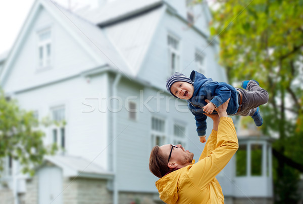 Baba oğul oynama açık havada aile çocukluk Stok fotoğraf © dolgachov