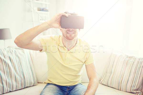 Młody człowiek faktyczny rzeczywistość zestawu okulary 3d technologii Zdjęcia stock © dolgachov