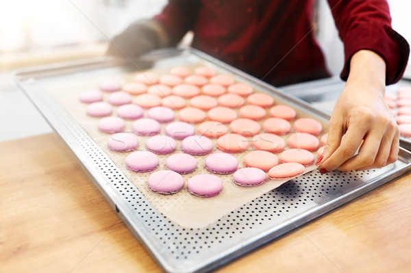 Kucharz macarons piekarnik taca wyroby cukiernicze gotowania Zdjęcia stock © dolgachov