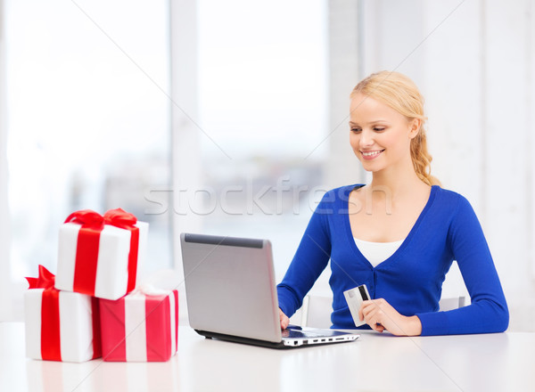 Сток-фото: женщину · подарки · портативного · компьютера · кредитных · карт · Рождества · рождество