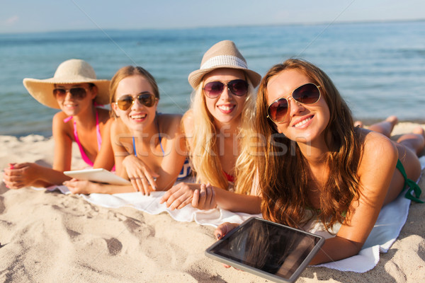 Stockfoto: Groep · glimlachend · jonge · vrouwen · strand · zomervakantie · reizen