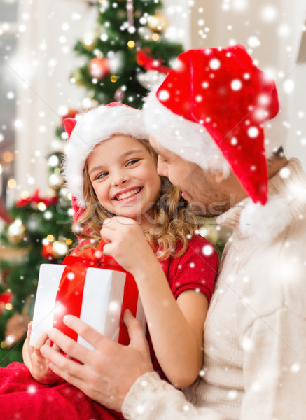 Lächelnd Vater Tochter halten Geschenkbox Weihnachten Stock foto © dolgachov