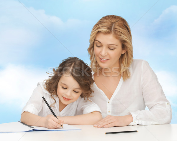 Foto stock: Feliz · madre · hija · escrito · cuaderno · personas