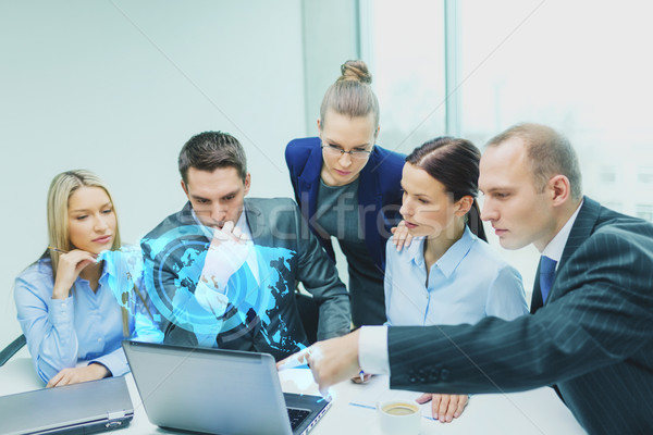 Foto stock: Equipo · de · negocios · portátil · debate · negocio · global · tecnología · personas