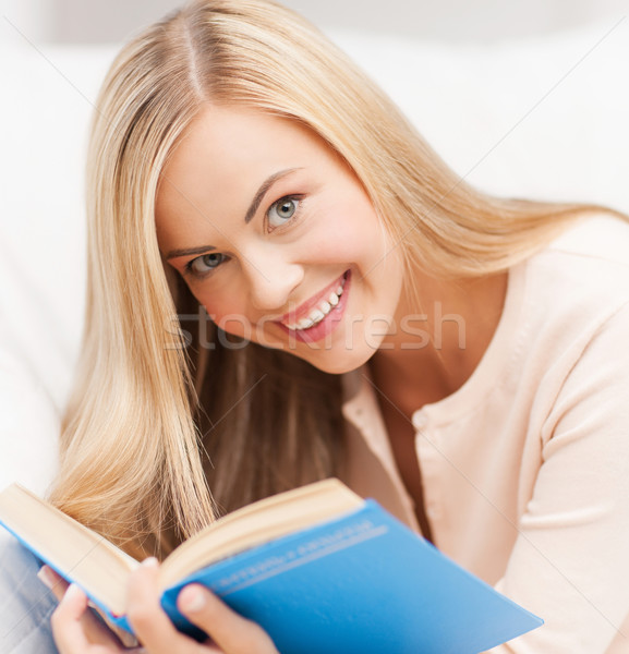Kobieta czytania książki uśmiechnięta kobieta sofa dziewczyna Zdjęcia stock © dolgachov