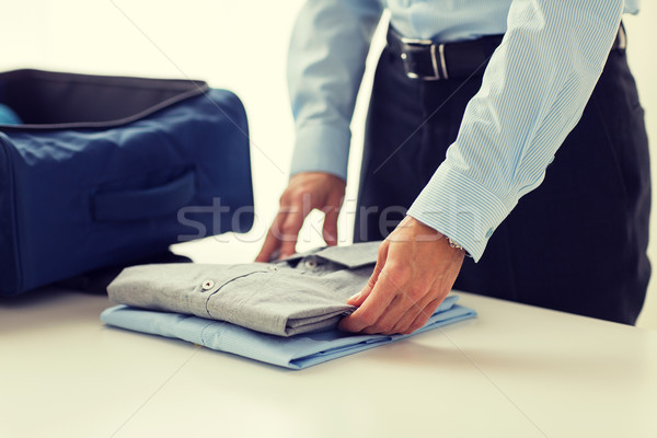 Om de afaceri haine călători sac calatorie de afaceri Imagine de stoc © dolgachov