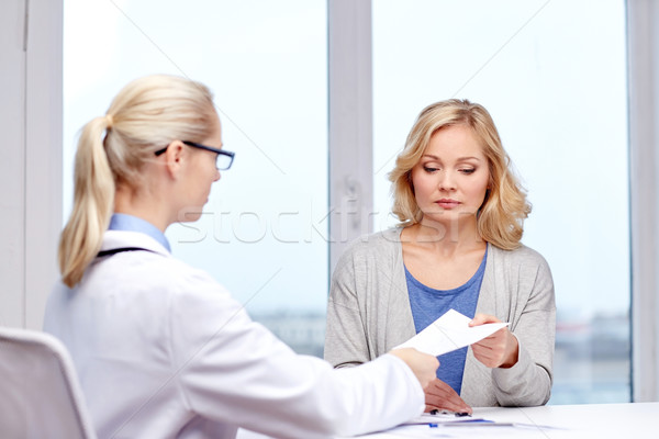 Médecin ordonnance femme hôpital médecine Photo stock © dolgachov