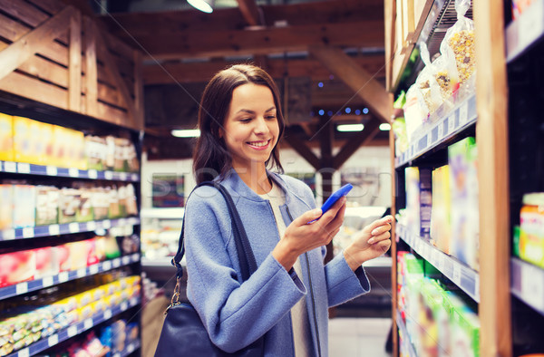 Heureux jeune femme smartphone marché vente Shopping [[stock_photo]] © dolgachov