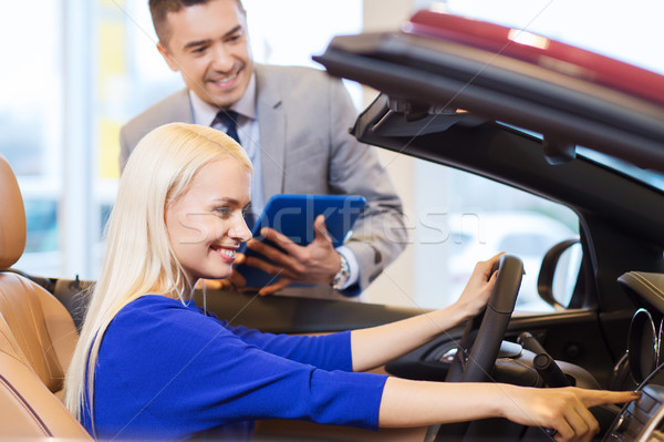 Feliz mulher revendedor de automóveis automático mostrar salão Foto stock © dolgachov