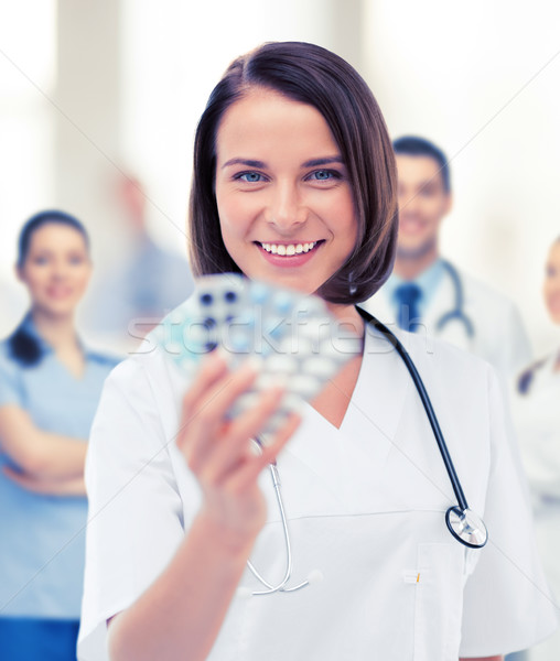 Orvos hólyag tabletták egészségügy orvosi nő Stock fotó © dolgachov