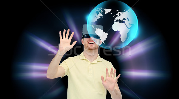 Feliz hombre virtual realidad auricular gafas 3d Foto stock © dolgachov