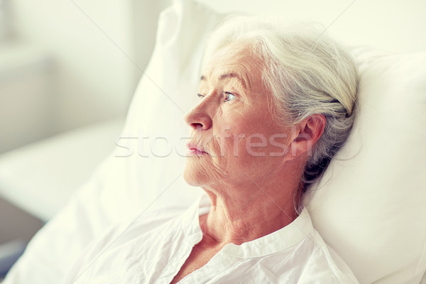Senior Frau Patienten Bett Krankenhaus Medizin Stock foto © dolgachov