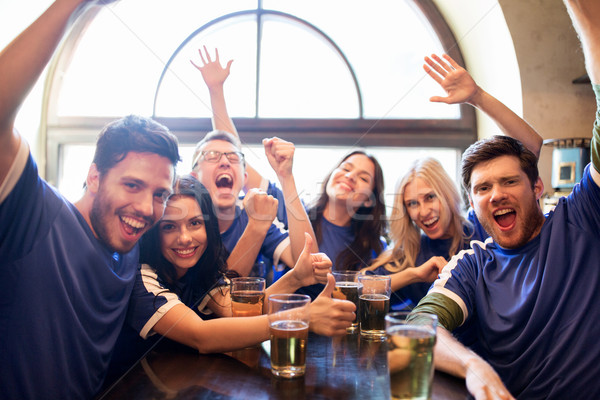 Foto stock: Fútbol · aficionados · amigos · cerveza · deporte · bar