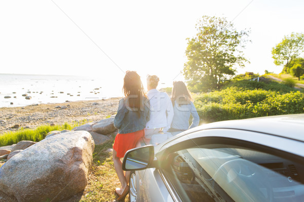 Feliz mulheres carro beira-mar férias de verão Foto stock © dolgachov