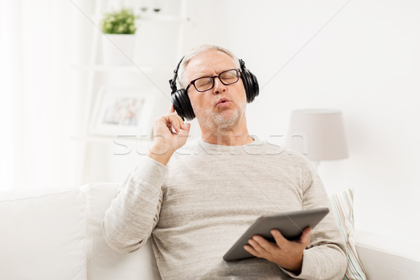 Altos hombre auriculares casa tecnología Foto stock © dolgachov