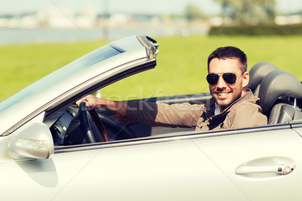 Szczęśliwy człowiek jazdy kabriolet samochodu odkryty Zdjęcia stock © dolgachov