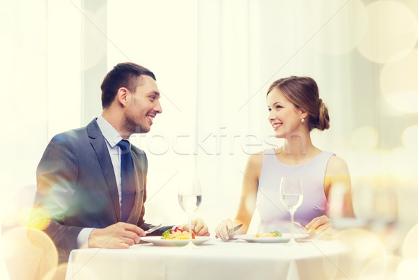 Stockfoto: Glimlachend · paar · eten · hoofdgerecht · restaurant · vakantie