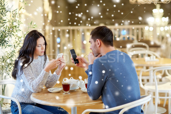 Stockfoto: Paar · smartphones · drinken · thee · cafe · mensen