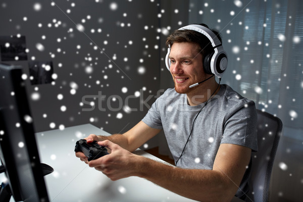 Homme casque jouer ordinateur jeu vidéo maison [[stock_photo]] © dolgachov