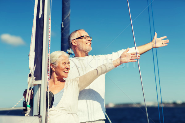 Foto stock: Casal · de · idosos · velejar · barco · iate · mar