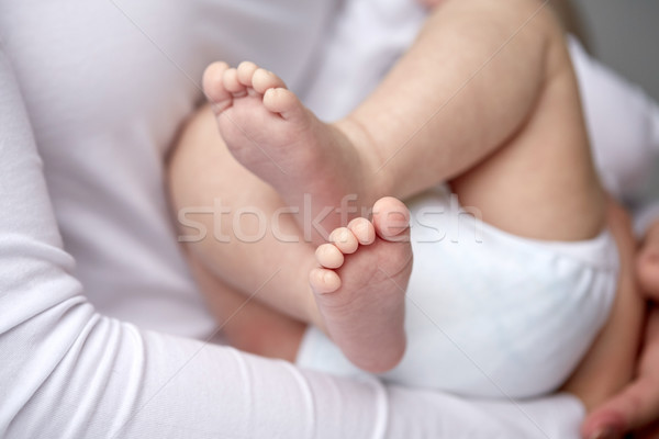 Közelkép újszülött baba anya kezek család Stock fotó © dolgachov